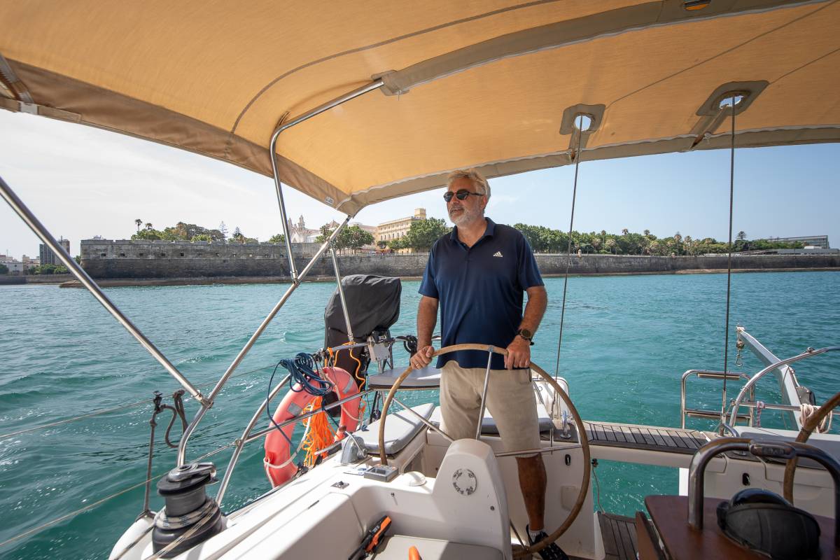 El velero que recorre la Bahía de Cádiz mientras explica su pasado