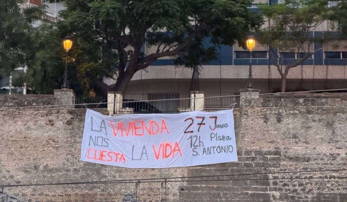 Una pancarta de 20 metros en Cádiz en un llamamiento a 