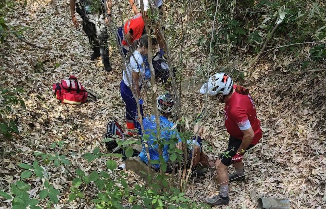 Servicios de emergencias atendiendo al ciclista accidentado.