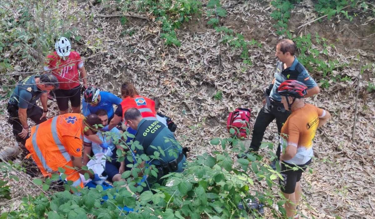 Una ruta que acaba en susto: un ciclista cae al cauce de un arroyo seco por un 