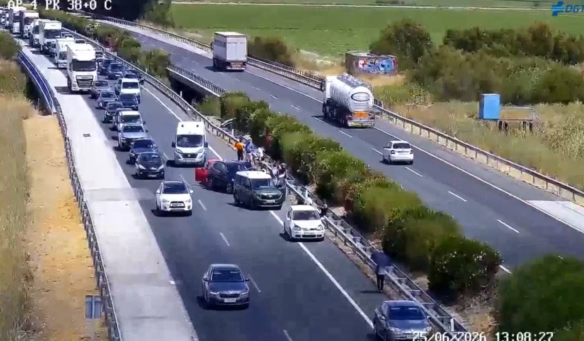 Tres kilómetros de retenciones en la AP-4 por un alcance en Las Cabezas de San Juan, sentido Jerez