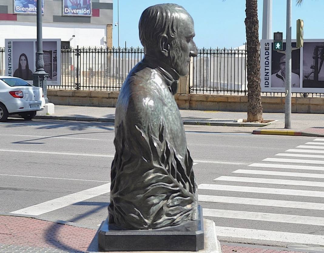 Busto de Diego Fernando Montañés y Álvarez, vista lateral derecha.