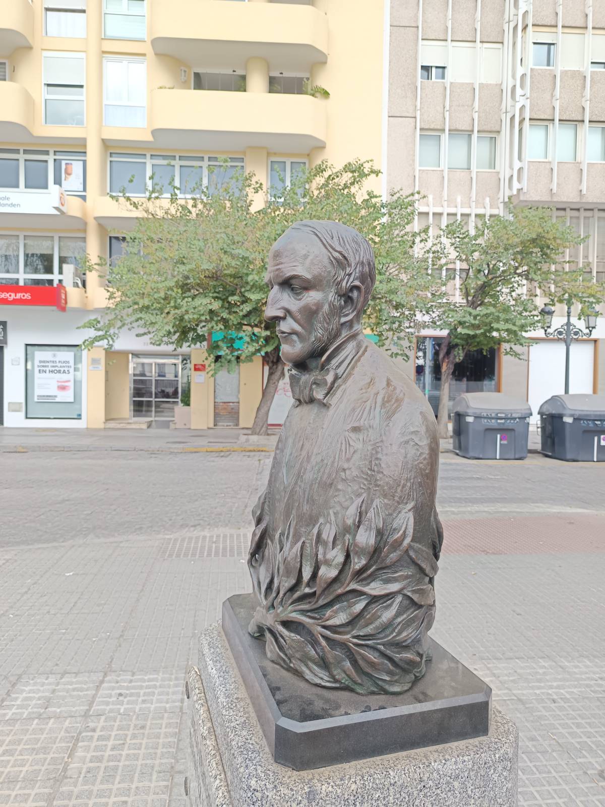 Busto de Diego Fernando Montañés y Álvarez, vista lateral izquierda.
