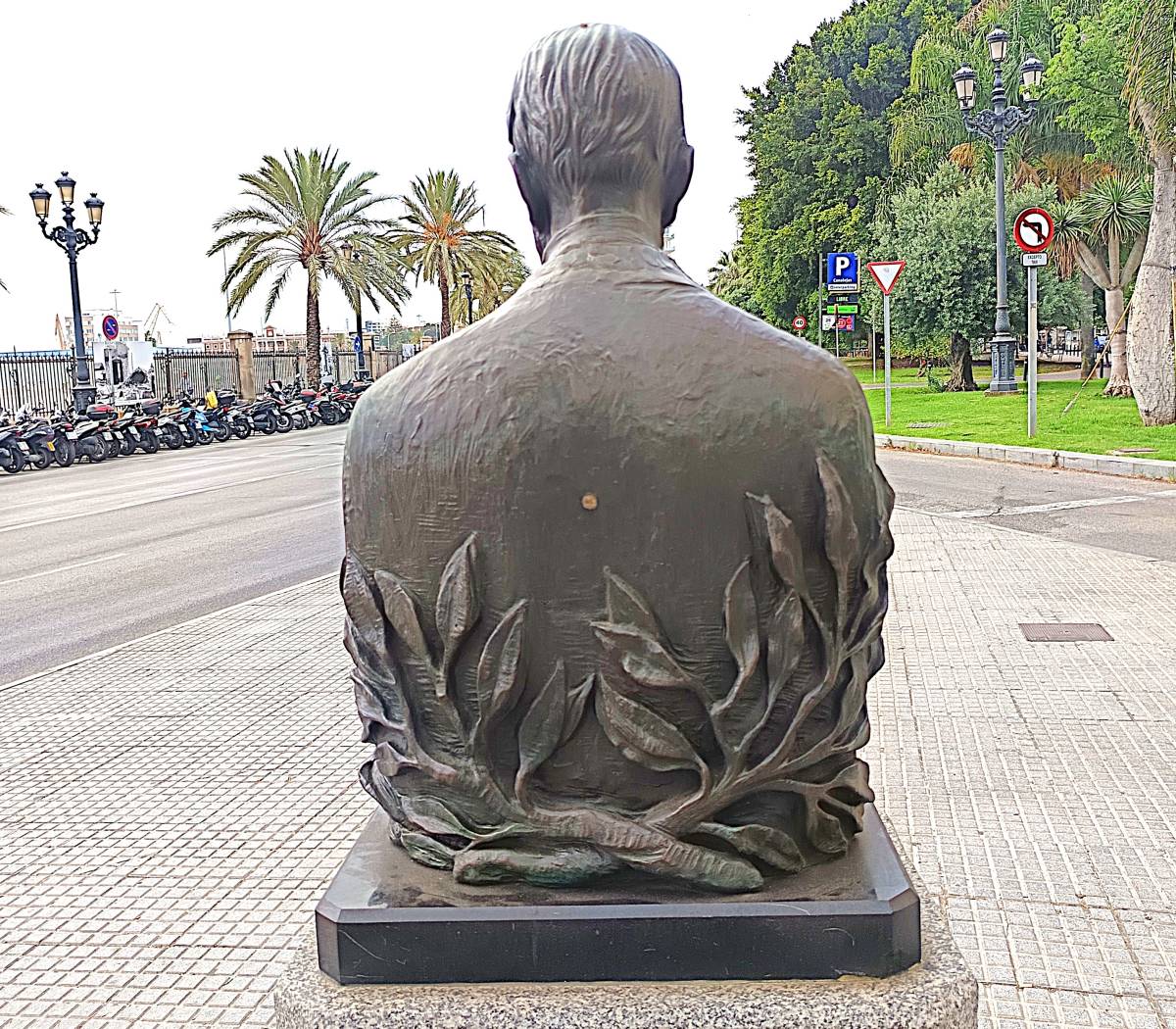 Busto de Diego Fernando Montañés y Álvarez, vista posterior.