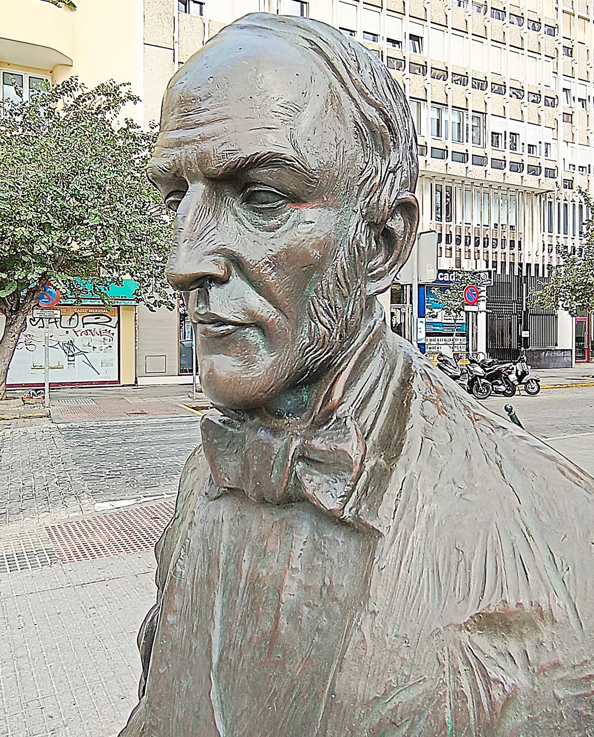 Busto de Diego Fernando Montañés y Álvarez, detalle rostro y vestimentas.