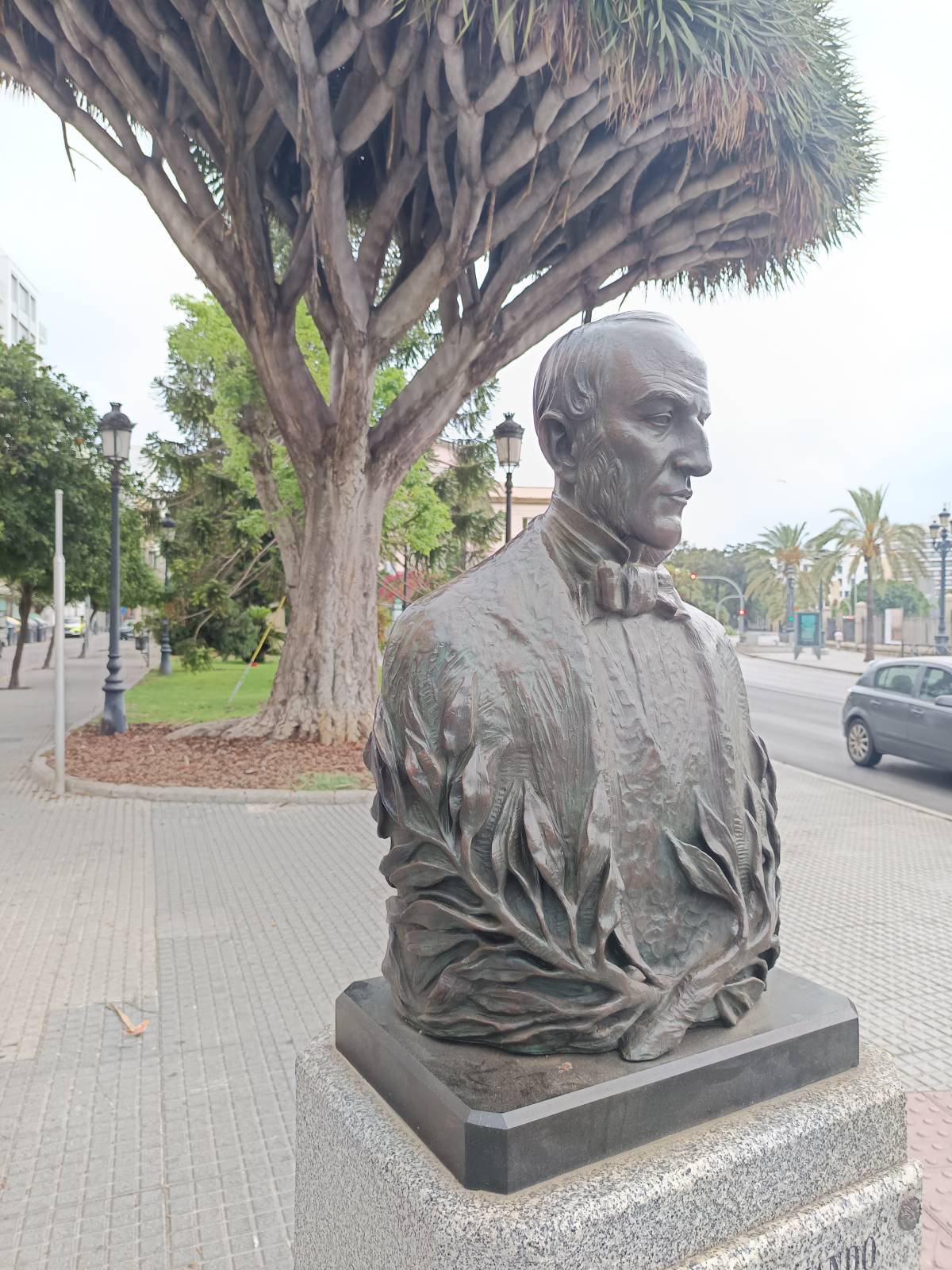 Busto de Diego Fernando Montañés y Álvarez, vista angular derecha.