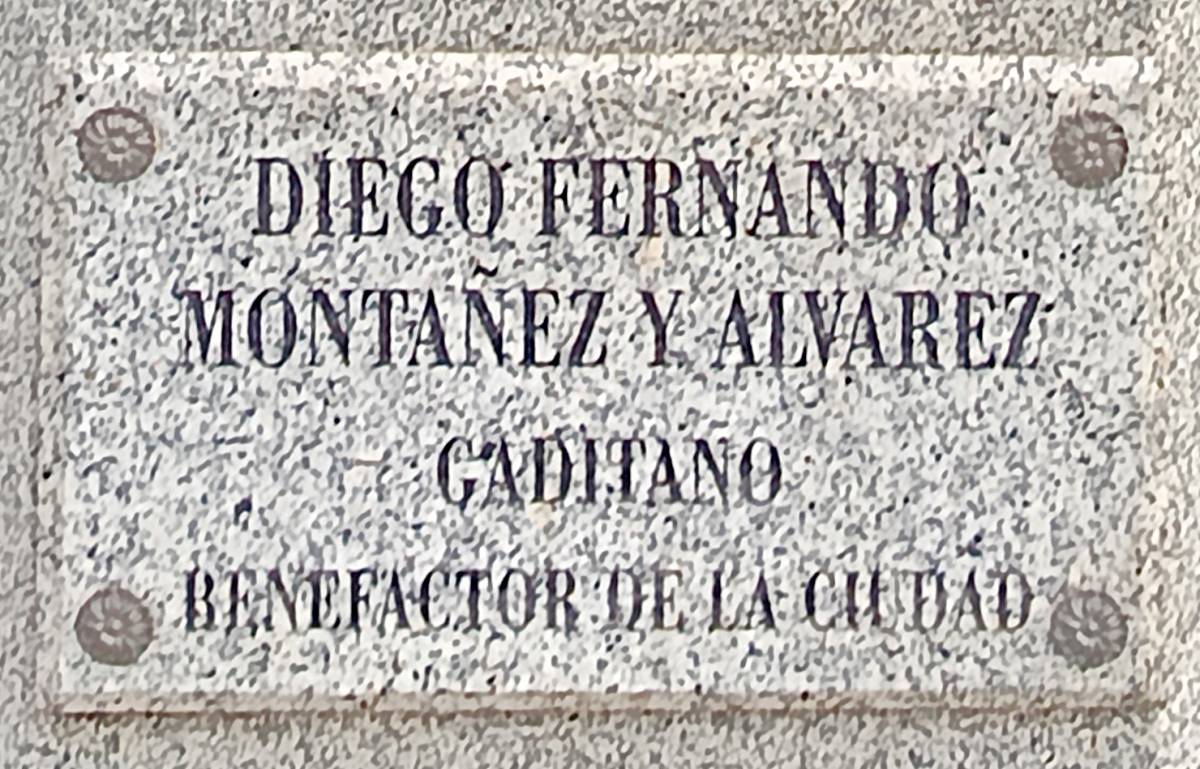 Monumento a Diego Fernando Montañés y Álvarez, placa conmemorativa.
