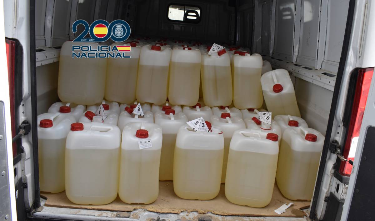 Una furgoneta hundida por el peso de más de 3.000 litros de combustible destapa un 'petaqueo' en Jerez