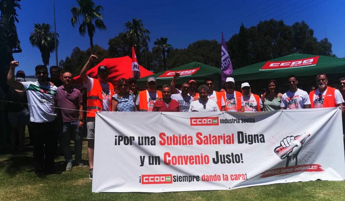 Paros de dos horas por turno: empleados de la embotelladora de Coca-Cola se movilizan en Andalucía por la subida del IPC
