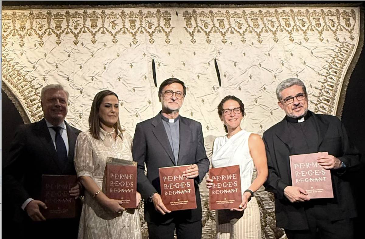 Una exposición revela los secretos del histórico terno blanco de la Virgen de los Reyes de Sevilla