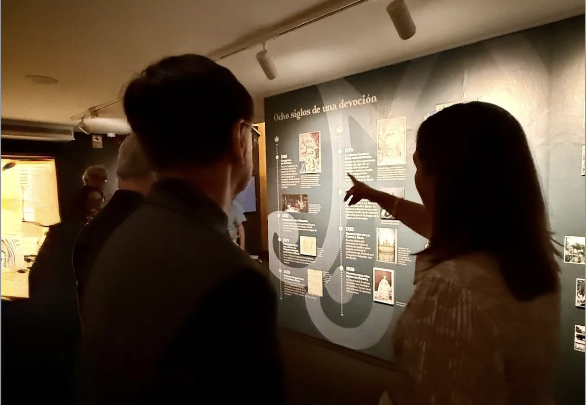Los visitantes observando las vitrinas en las que se muestran otros elementos relacionados con el ajuar de la Virgen. 