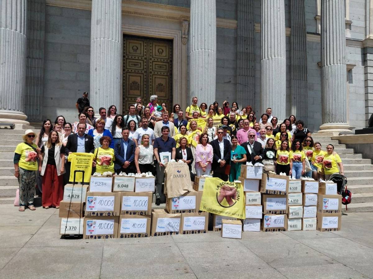 La marea amarilla de 'La Sonrisa de Juan' entrega miles de firmas en el Congreso por un cribado neonatal igualitario
