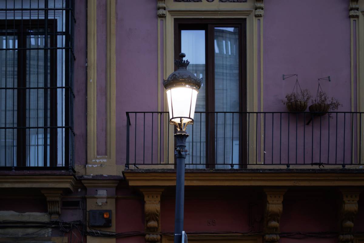 Precio de la luz hoy, jueves 9 de julio: un 'hueco' de una hora para poner lavadoras y una franja que evitar a toda costa