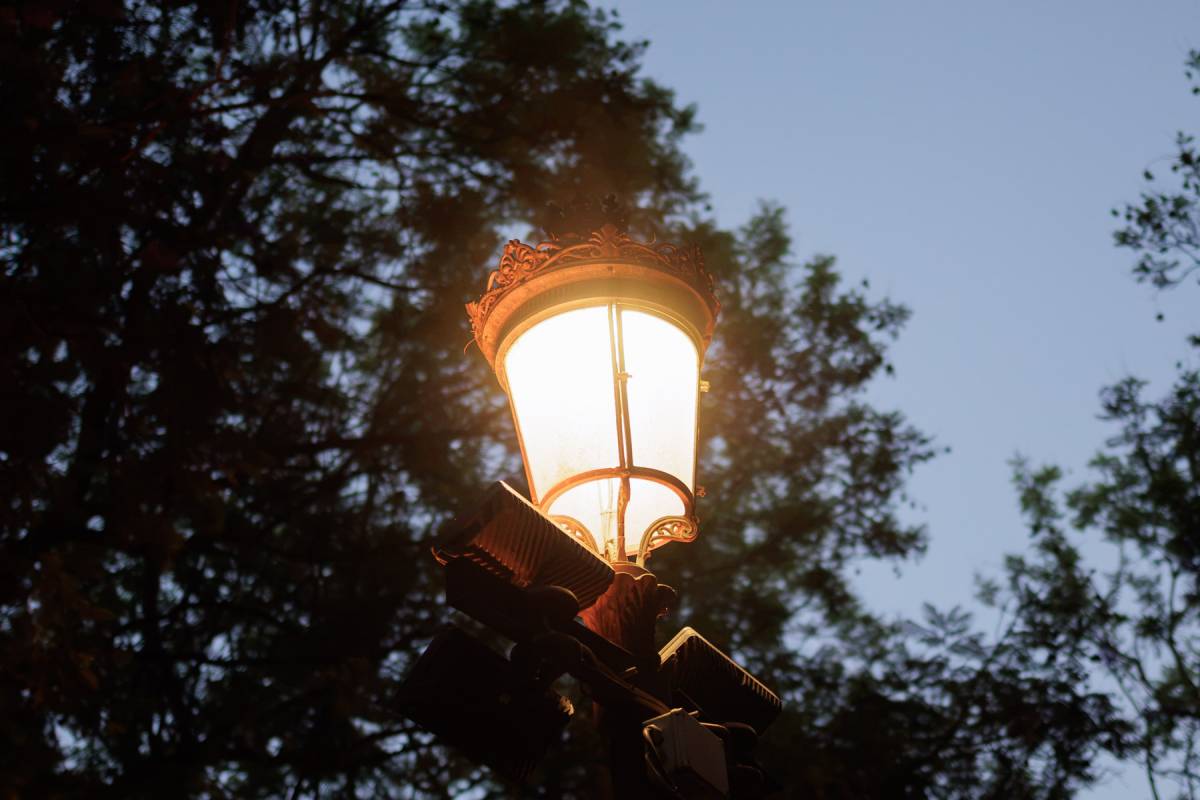 Precio de la luz hoy, miércoles 8 de julio: una pequeña ventana de ahorro y muchas horas 'caras' en plena ola de calo