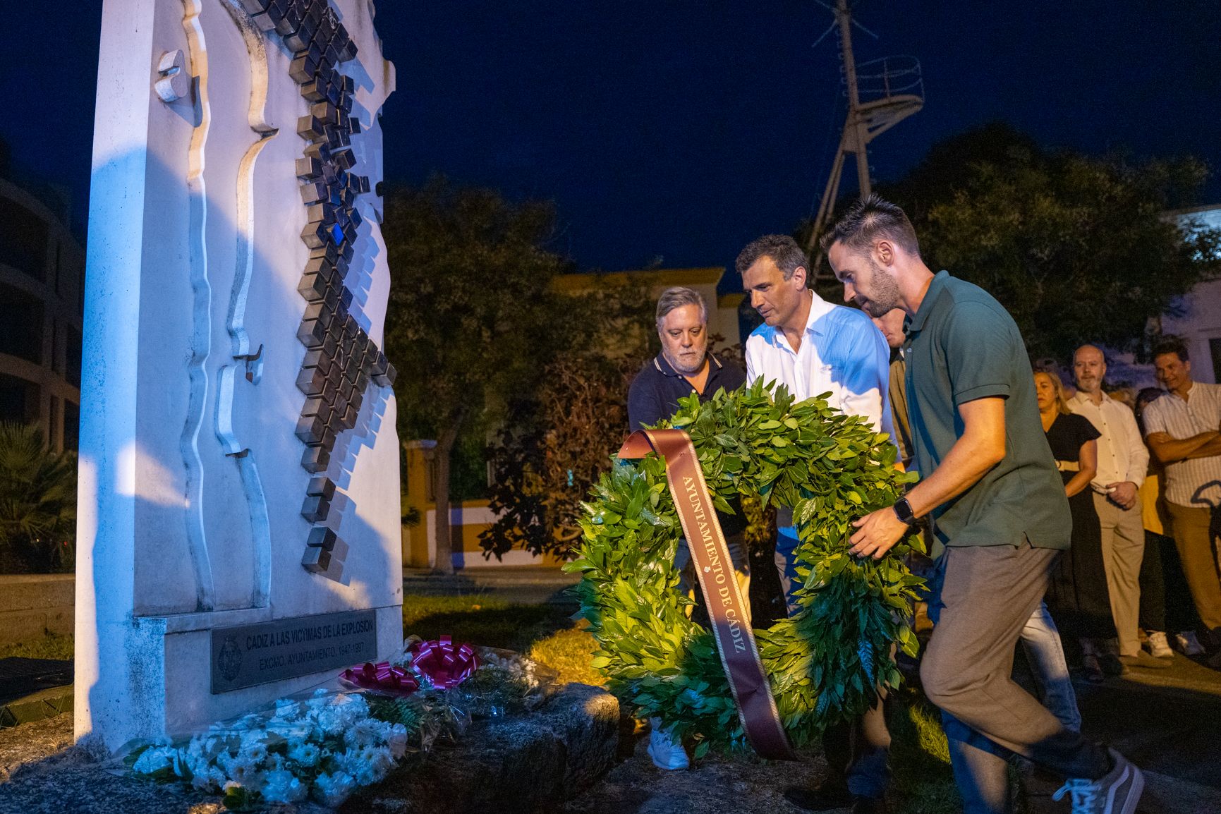 Los tres líderes municipales colocan una corona de flores ante el monolito a las víctimas. - REYNA Los tres líderes municipales colocan una corona de flores ante el monolito a las víctimas.