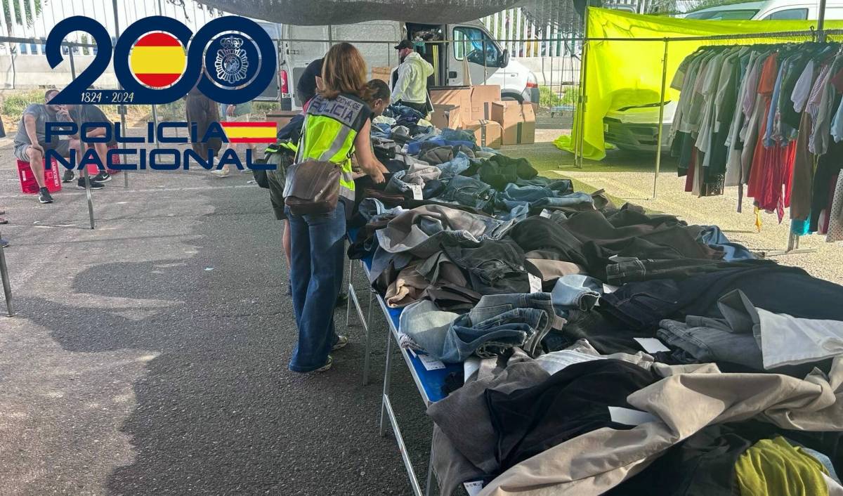 Con etiqueta y la alarma puesta: intervenidas 15.000 prendas de temporada en un mercadillo de Sevilla