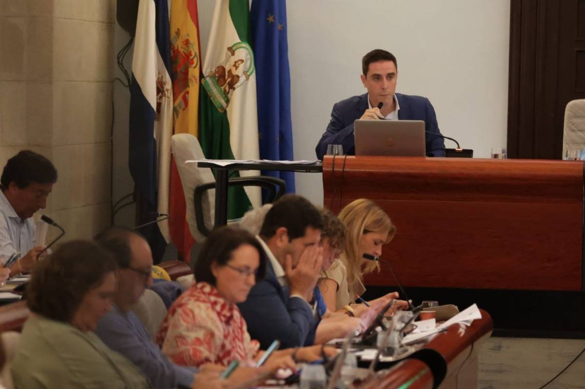 Los tres primeros autobuses urbanos recién comprados llegan a Jerez: el total de 25, en las calles este verano