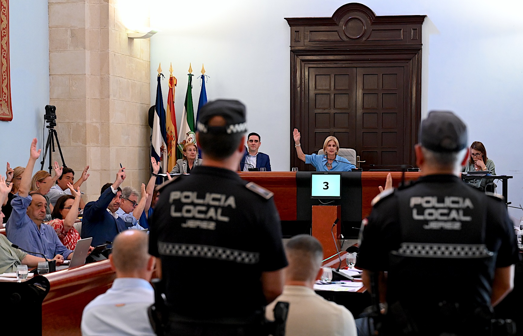 El Pleno felicita a dos subinspectores, un mando y varios agentes de la Policía Local - El Pleno felicita a dos subinspectores, un mando y varios agentes de la Policía Local