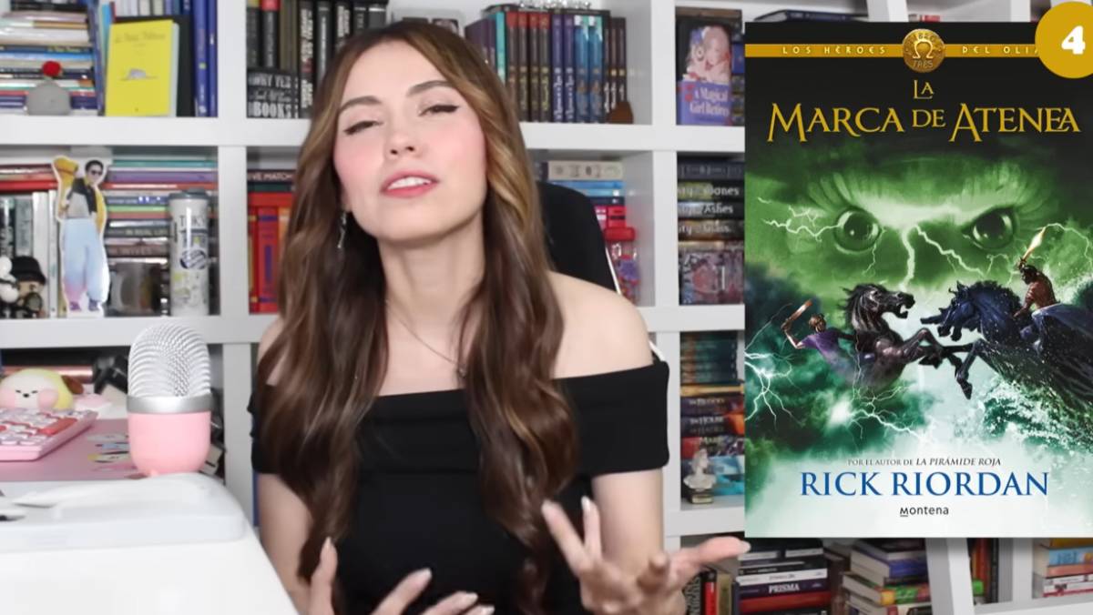 Una youtuber recomendando libros en su canal. - 