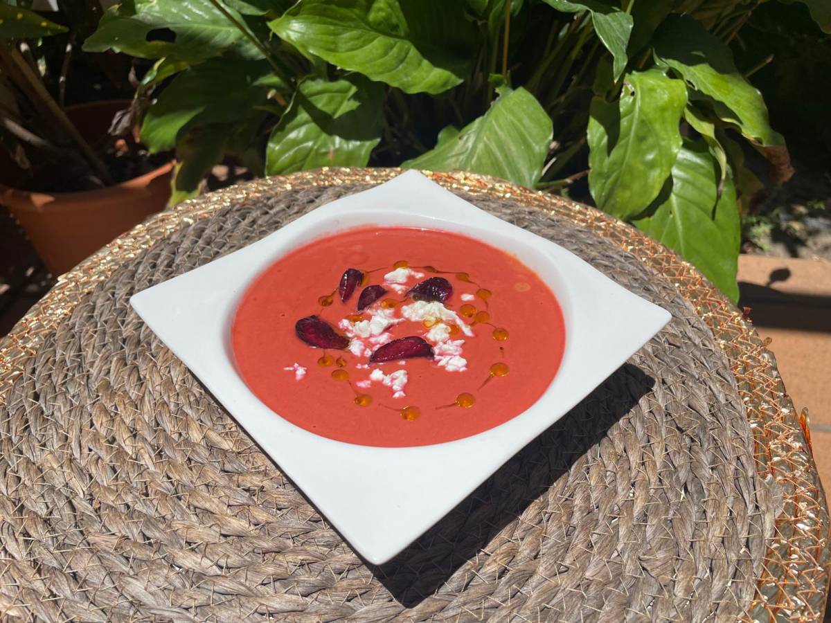 Un plato de gazpacho de cerezas. - 