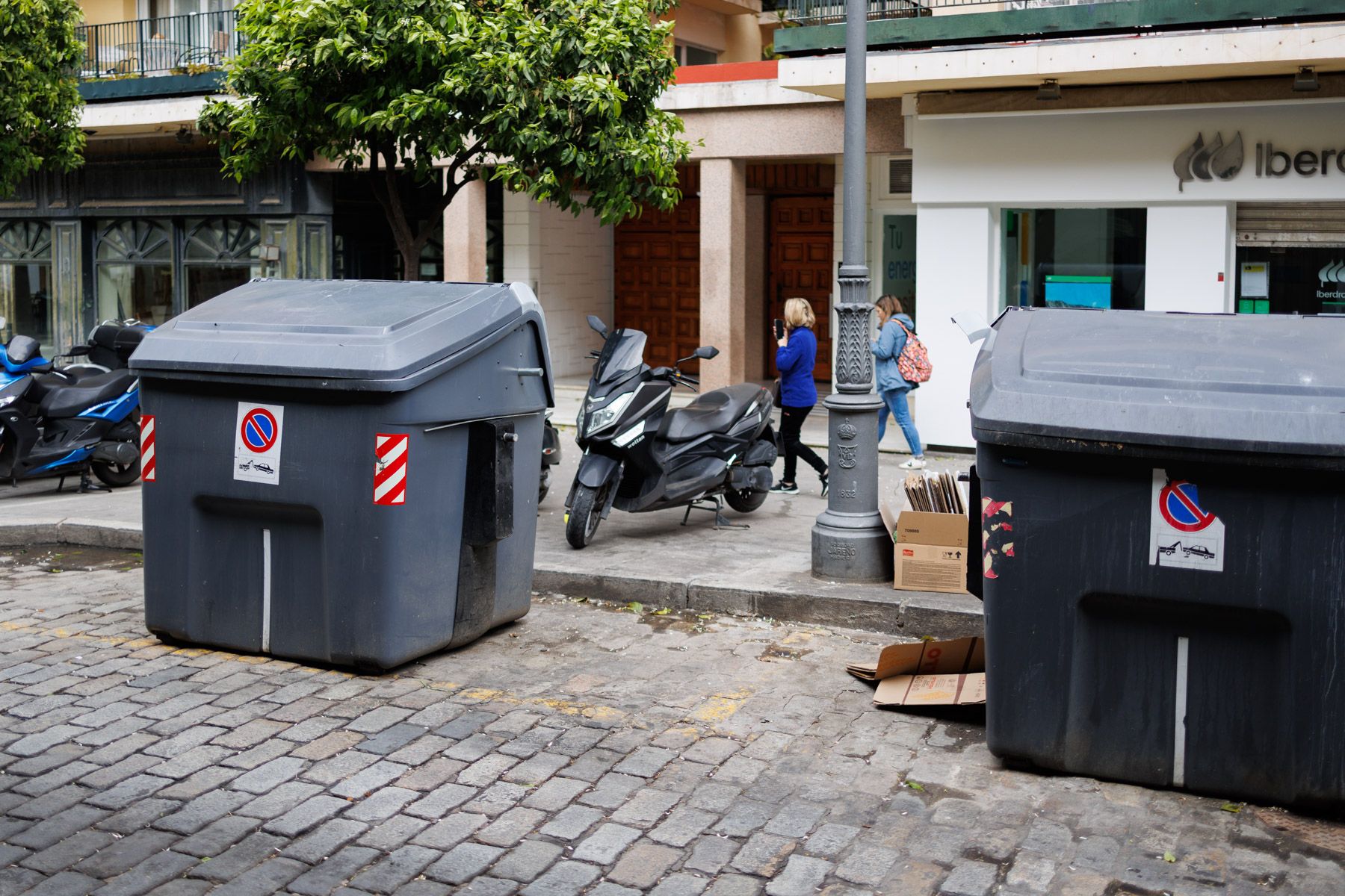 Contenedores 'omnibus' en plaza Monti tras la retirada de los contenedores específicos. - MANU GARCÍA