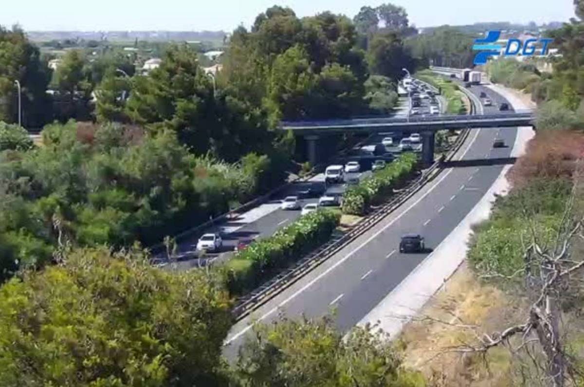 Atascos kilométricos desde Sevilla hacia Cádiz y Huelva: estado de carreteras AP-4 y A-49 en la tarde de este último viernes de junio