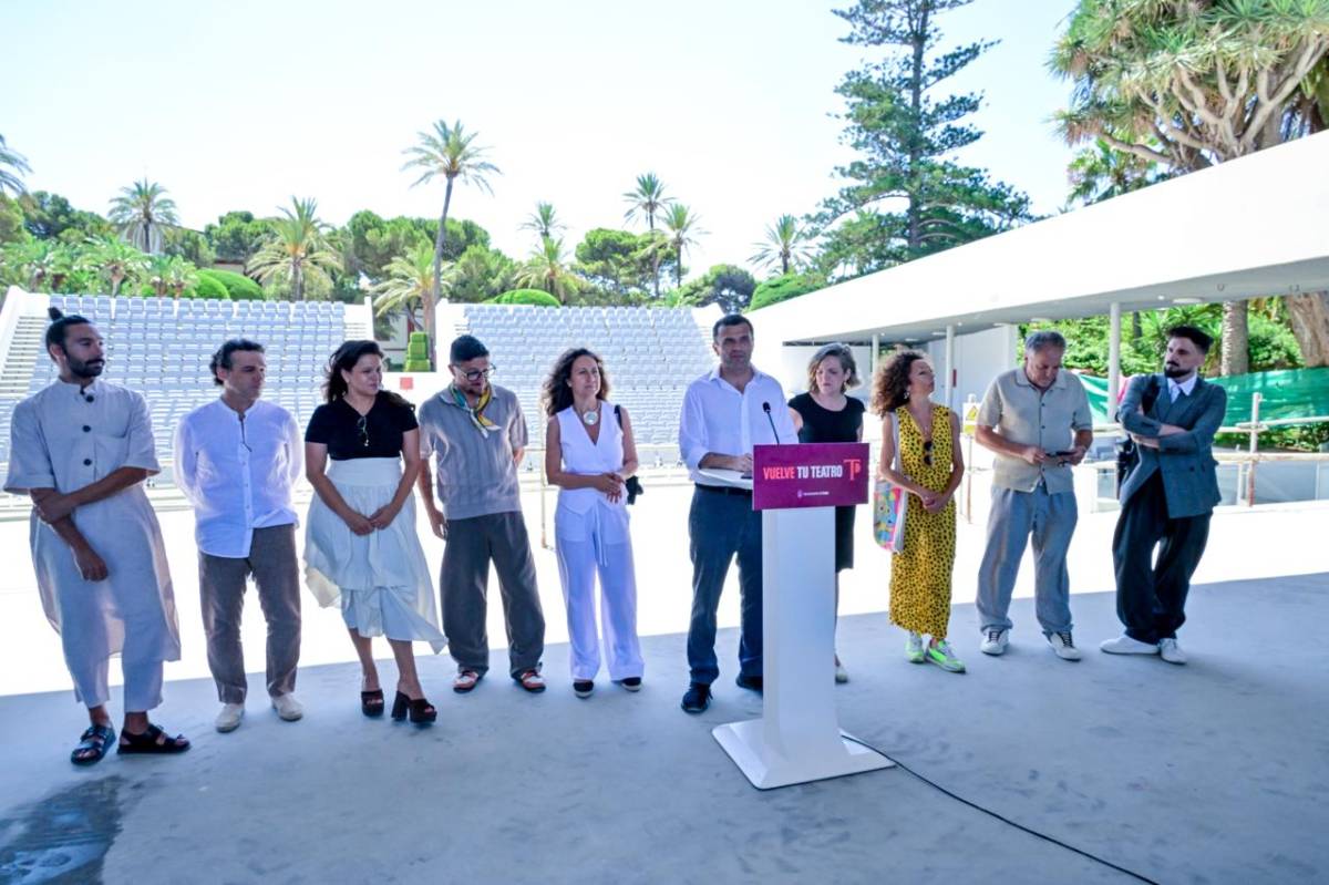 El alcalde de Cádiz, Bruno García, con miembros de su gobierno en el Teatro Pemán.