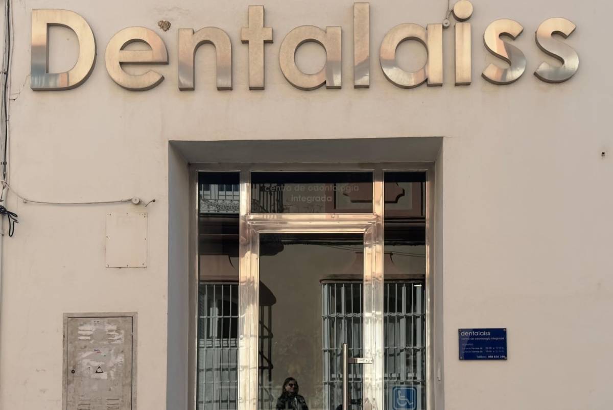 Cierra una clínica dental sin previo aviso y deja a clientes con tratamientos pagados y sin terminar 