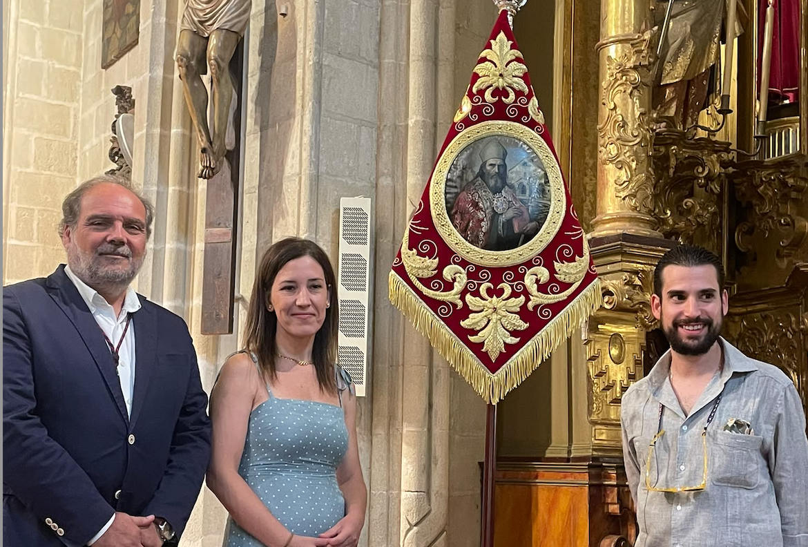 El hermano mayor, la pintora y el bordador junto al banderín dedicado a San Dionisio. 