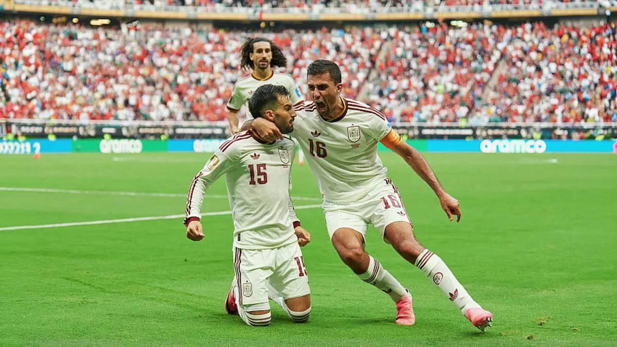 España gana 'entre patadas' a Uruguay para ser primera de grupo y evitar a Argentina