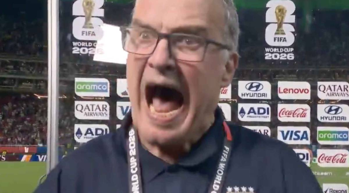Marcelo Bielsa, más 'loco' que nunca tras la eliminación de Uruguay ante España: el monumental grito a los periodistas