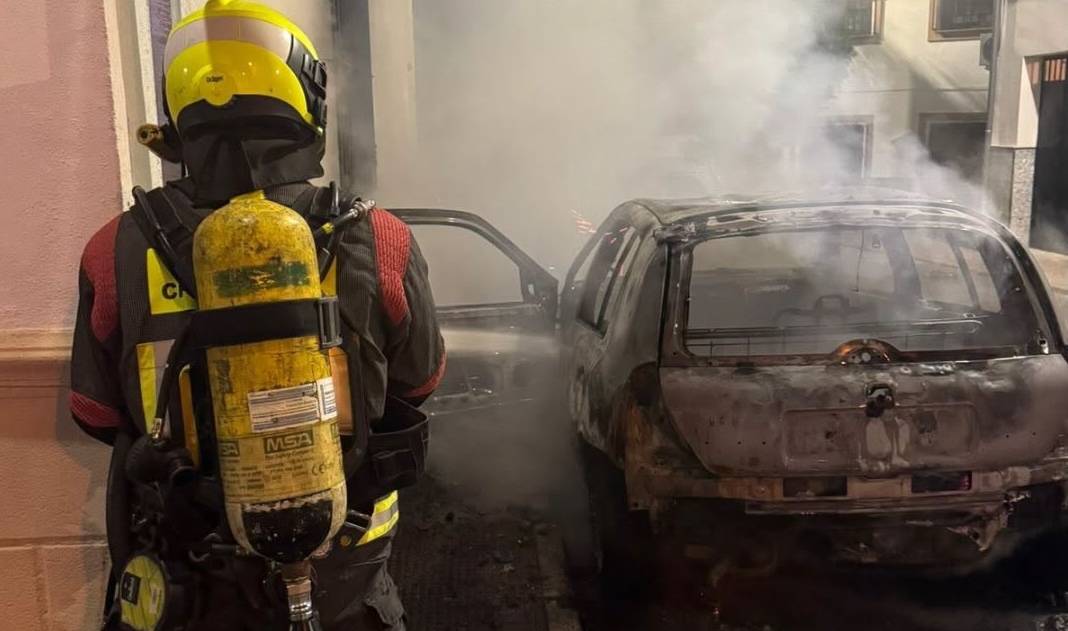 El coche, completamente calcinado tras extinguirse las llamas. - El coche, completamente calcinado tras extinguirse las llamas.