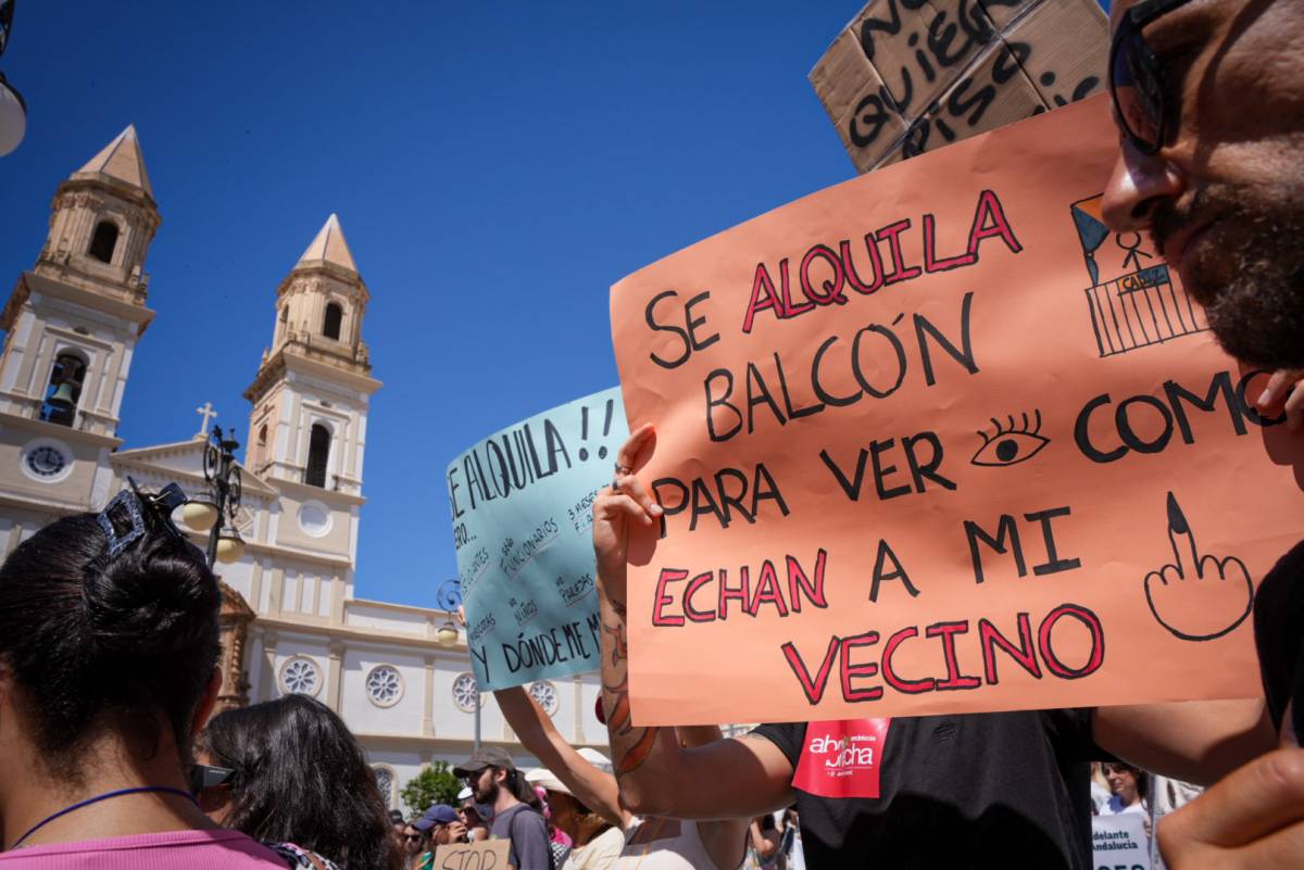 Cádiz reclama en la calle más viviendas de alquiler, porque el 70% de la oferta ya son pisos de temporada 