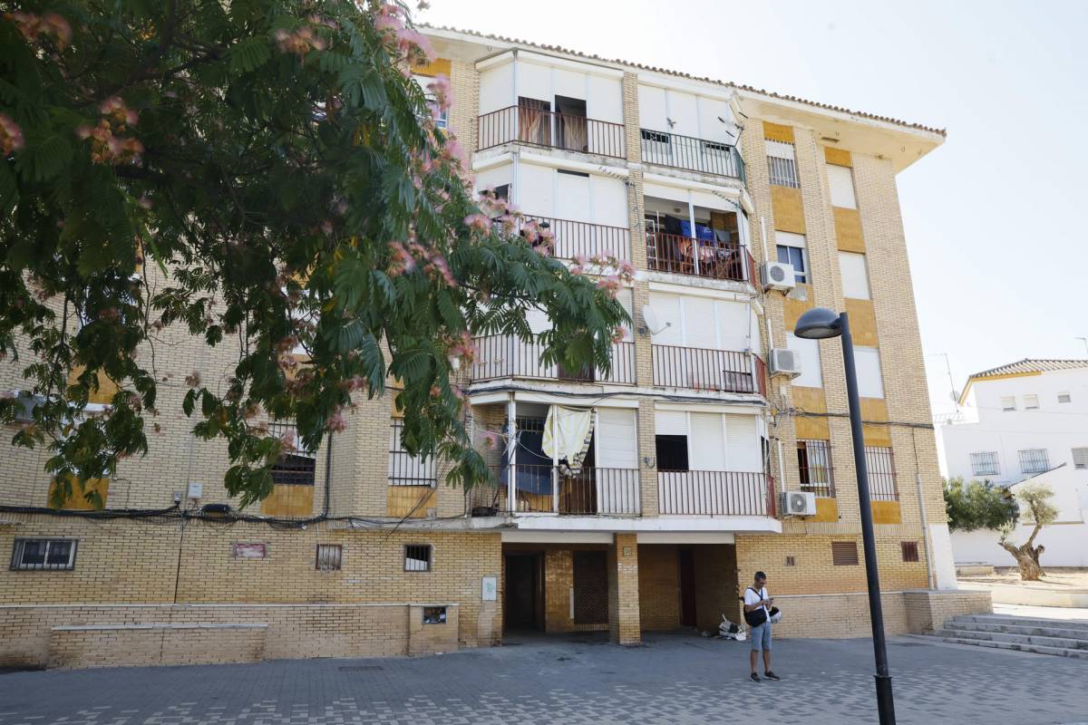 El bloque de viviendas donde residía la mujer asesinada en Mairena.