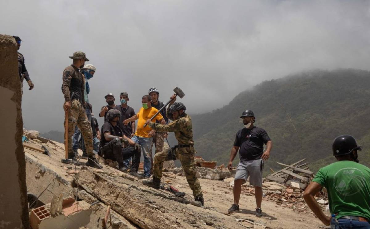 Labores de rescate buscando a desaparecidos tras los terremotos. - Labores de rescate buscando a desaparecidos tras los terremotos.