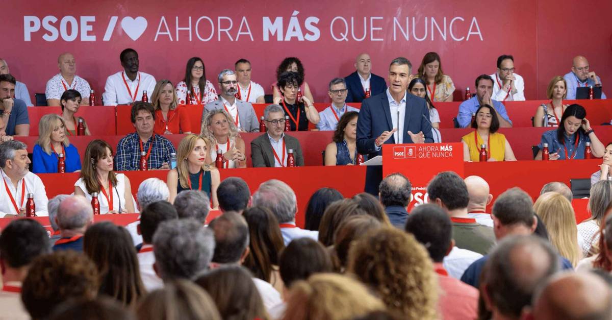 'Paseo' de Pedro Sánchez en el Comité Federal del PSOE: solo Page le pide responsabilidades con una dura advertencia