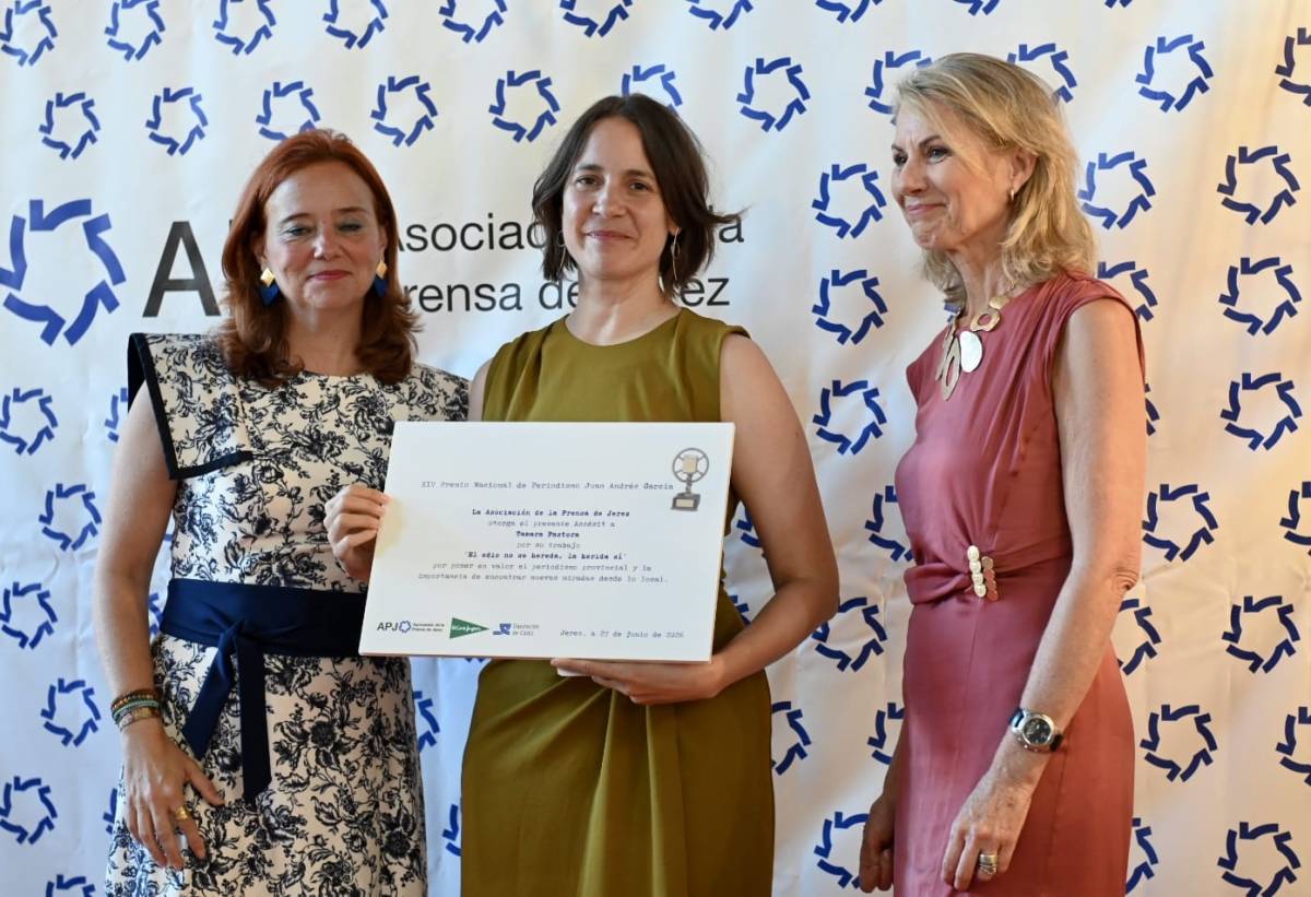 Tamara Pastora recoge el accésit del Premio Juan Andrés García.