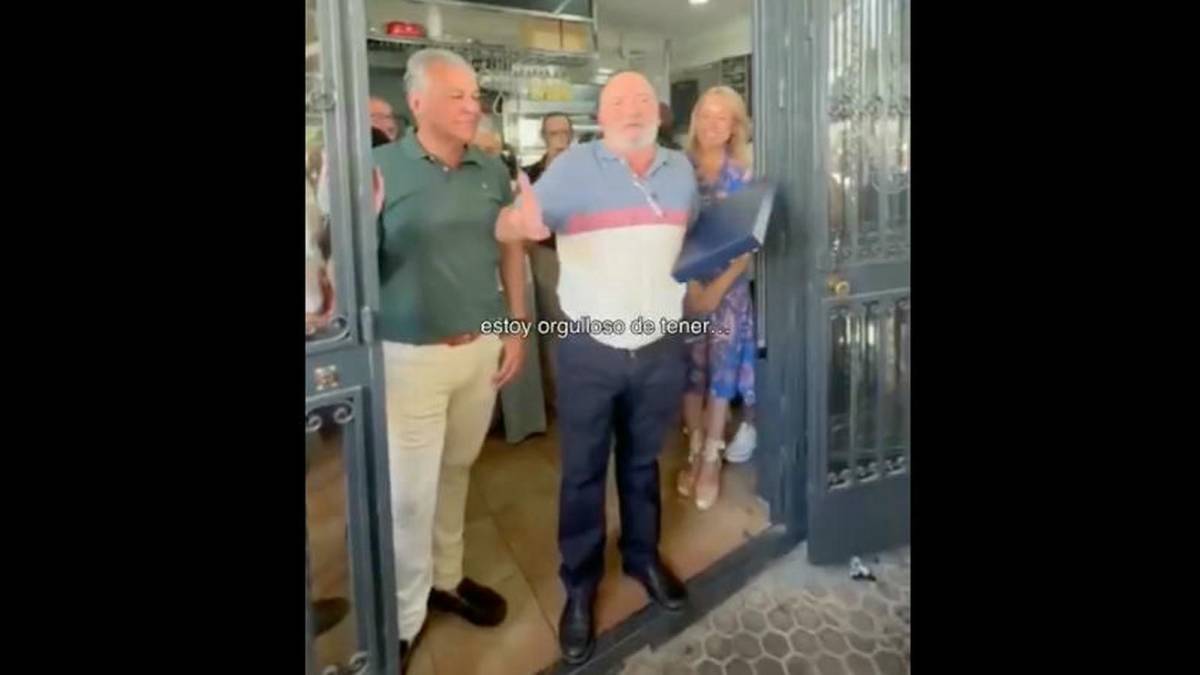 Fin de una era en el bar El Tremendo de Sevilla: así es la emotiva despedida por jubilación de Paco Garnes