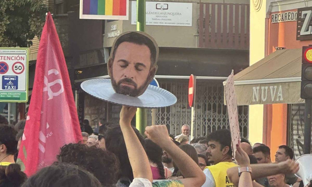 Vox avisa al colectivo LGTBI con una foto de la cabeza de Abascal en una bandeja: 