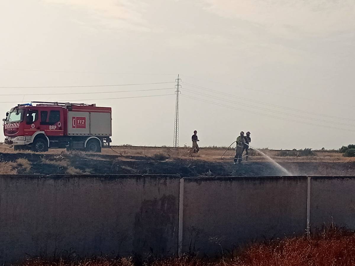 Intervención de los tres bomberos normalmente disponibles el último incendio junto al punto limpio.