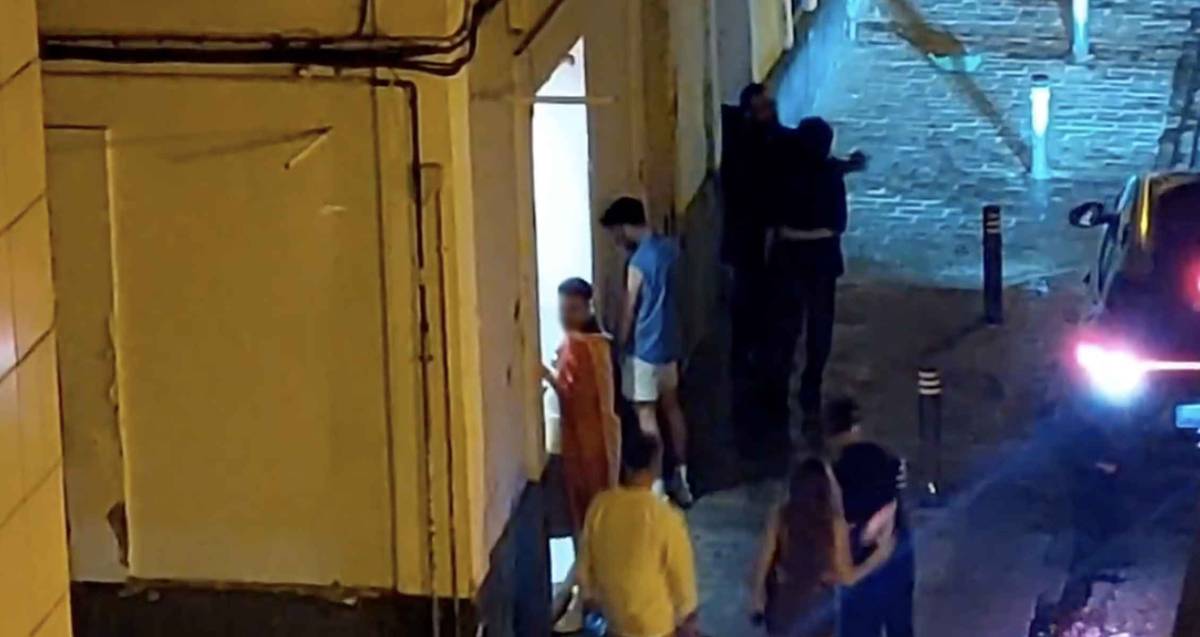 Indignación en Sevilla por el Pride en la Alameda: denuncian ríos de orina, ruido, suciedad y falta de control
