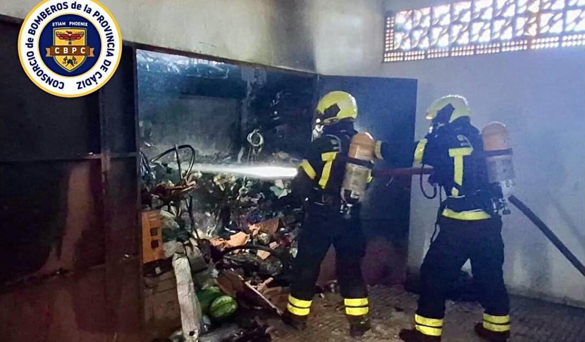 Un incendio en un garaje comunitario de Algeciras obliga a movilizar a ocho bomberos durante casi dos horas - Un incendio en un garaje comunitario de Algeciras obliga a movilizar a ocho bomberos durante casi dos horas