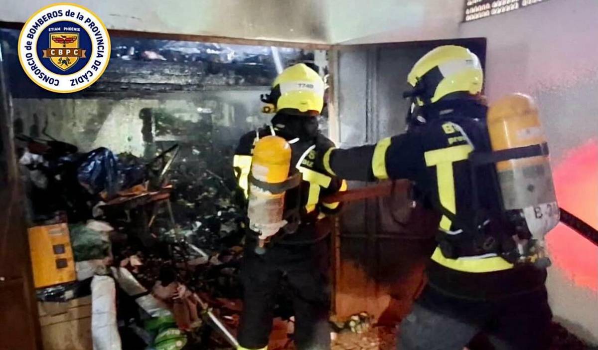 Susto en Algeciras: un incendio calcina una plaza cerrada de un garaje comunitario