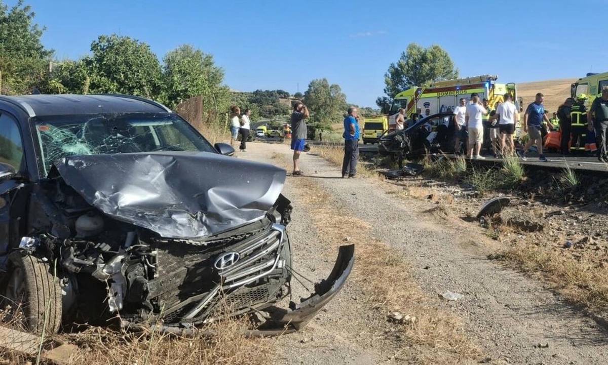 Excarcelan a un ocupante tras una colisión en la A-375, junto a Villamartín: tres personas trasladadas al hospital