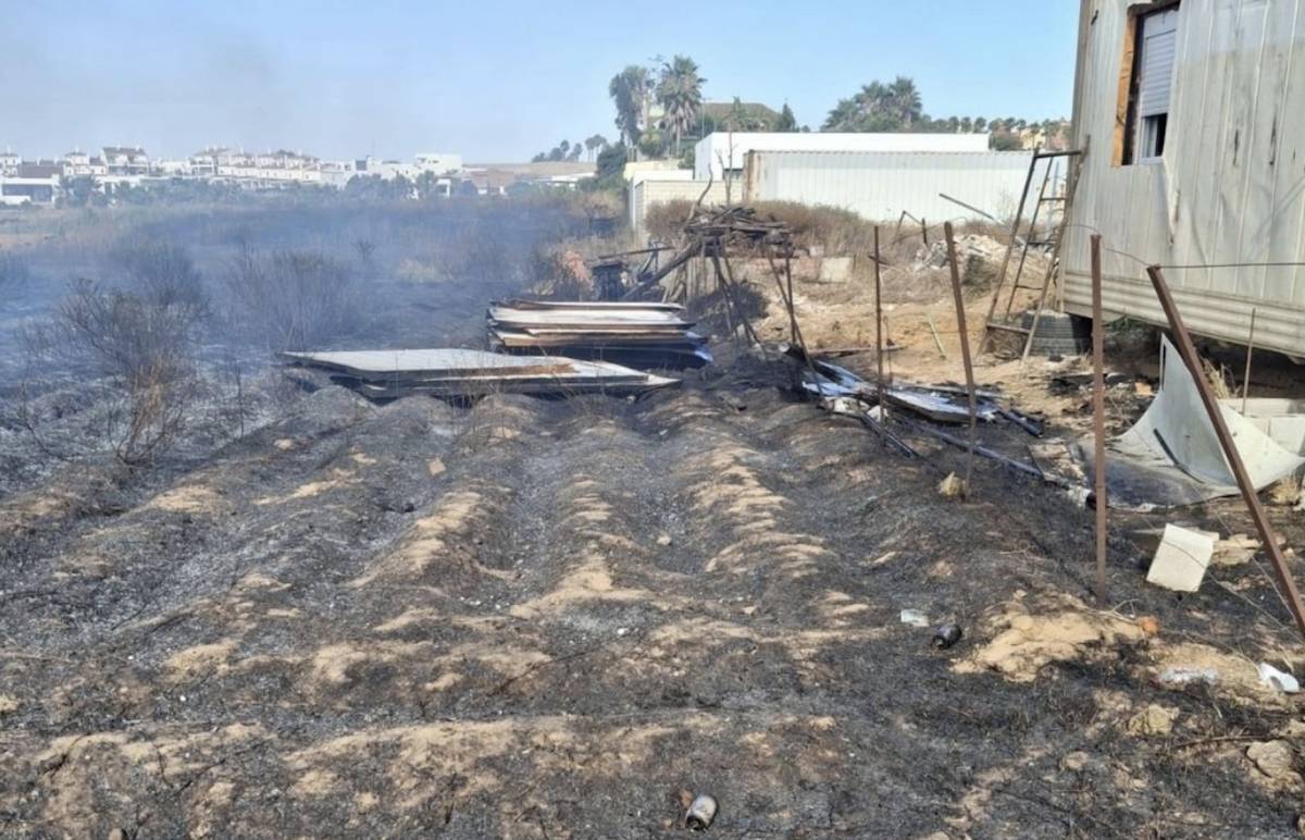 Bomberos de Sanlúcar y Jerez intervienen en un incendio de pastos que ha arrasado 5.000 metros cuadrados
