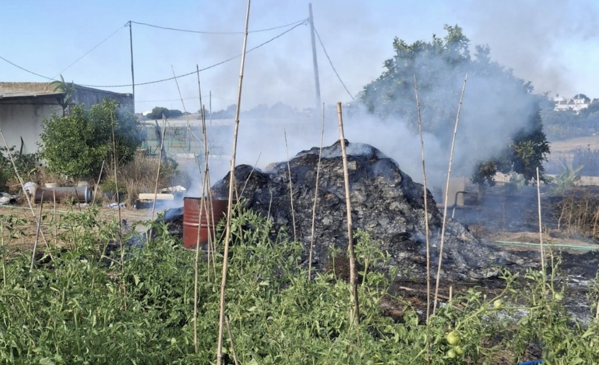 Los bomberos intervienen un incendio en el polígono Martín Miguel.