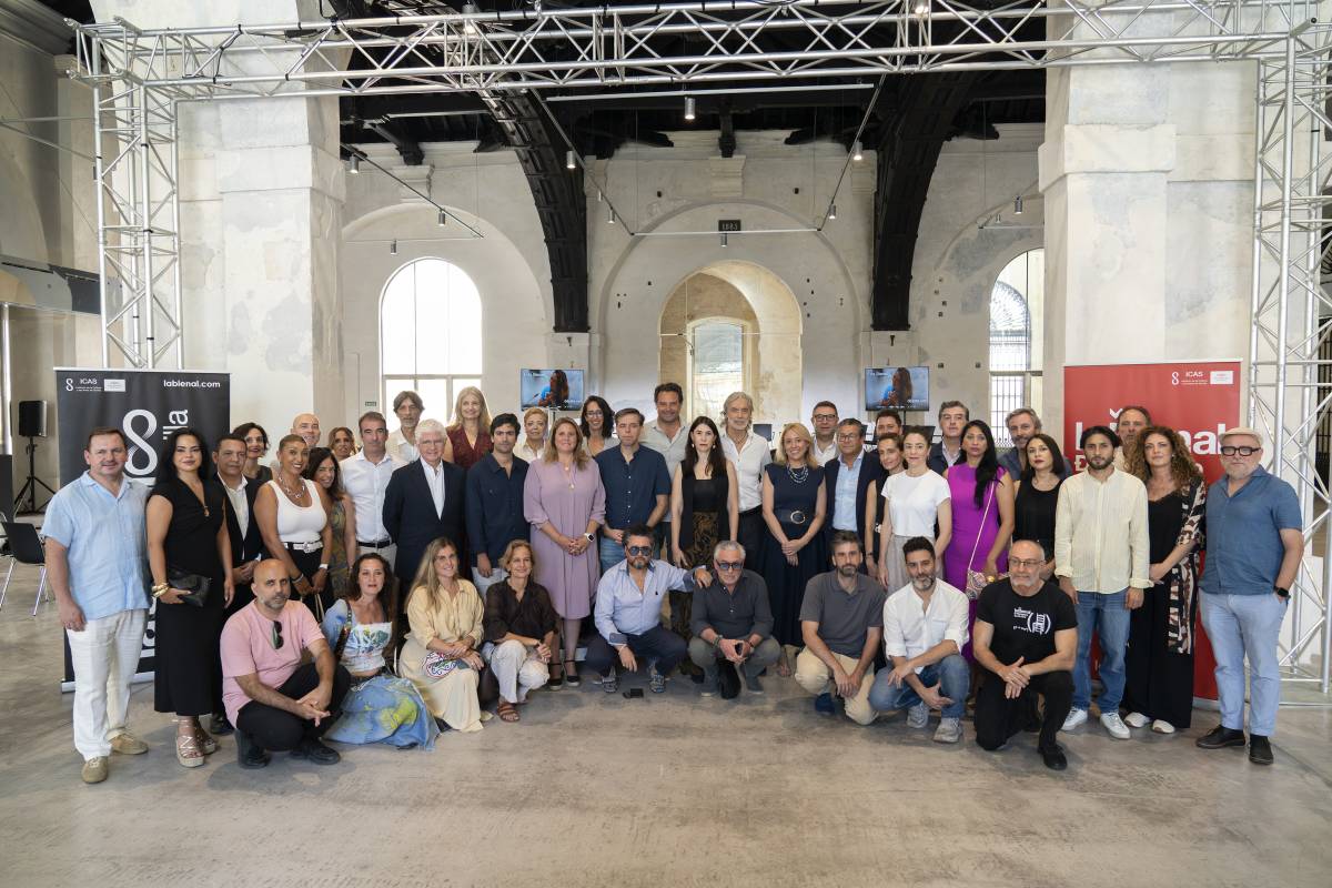 Foto de familia tras la presentación de las actividades paralelas de la Bienal de Flamenco de Sevilla de 2026 en la Real Fábrica de Artillería 