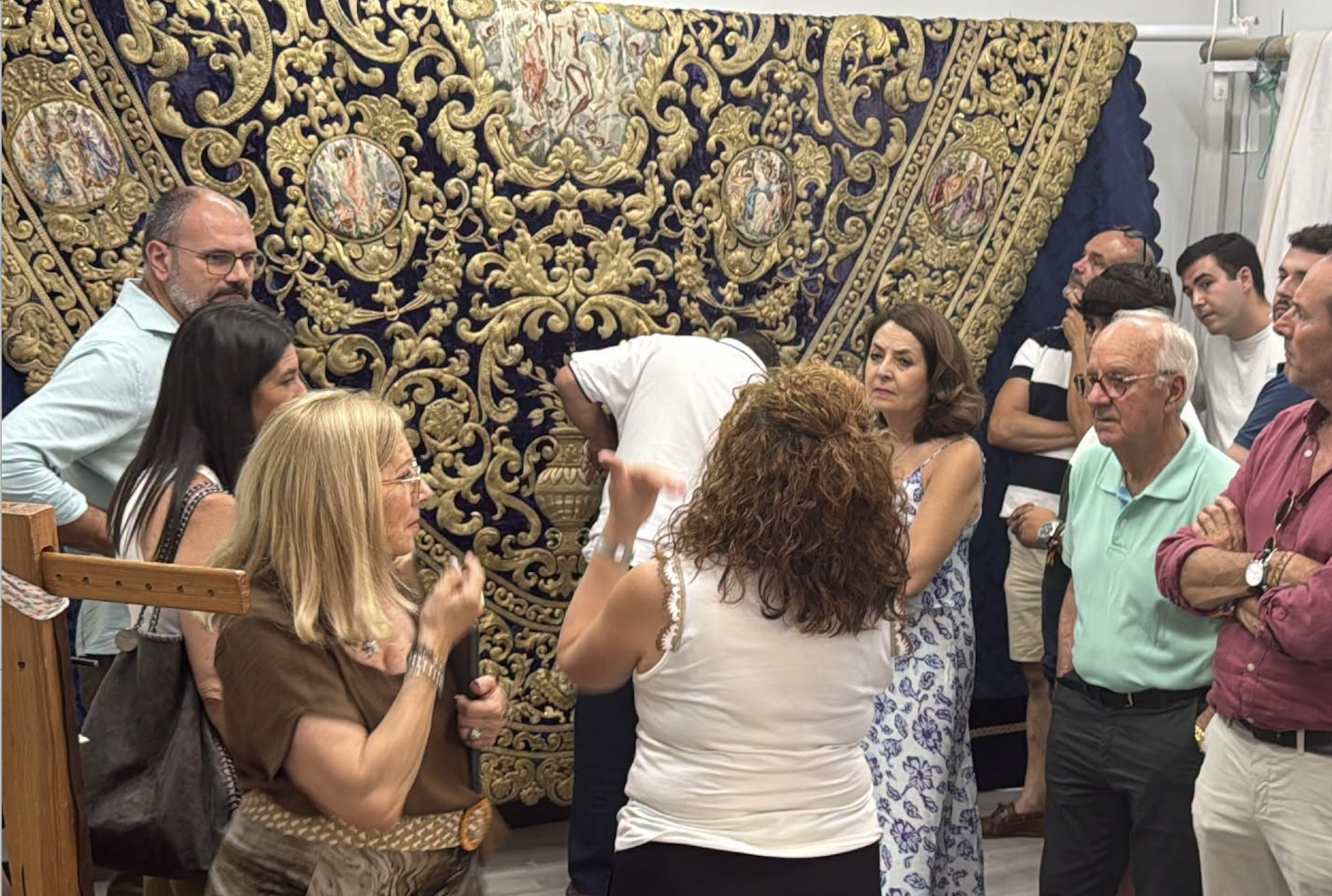 Hermanos de la cofradía de la Amargura y responsables de la firma de bordados, en el taller. 
