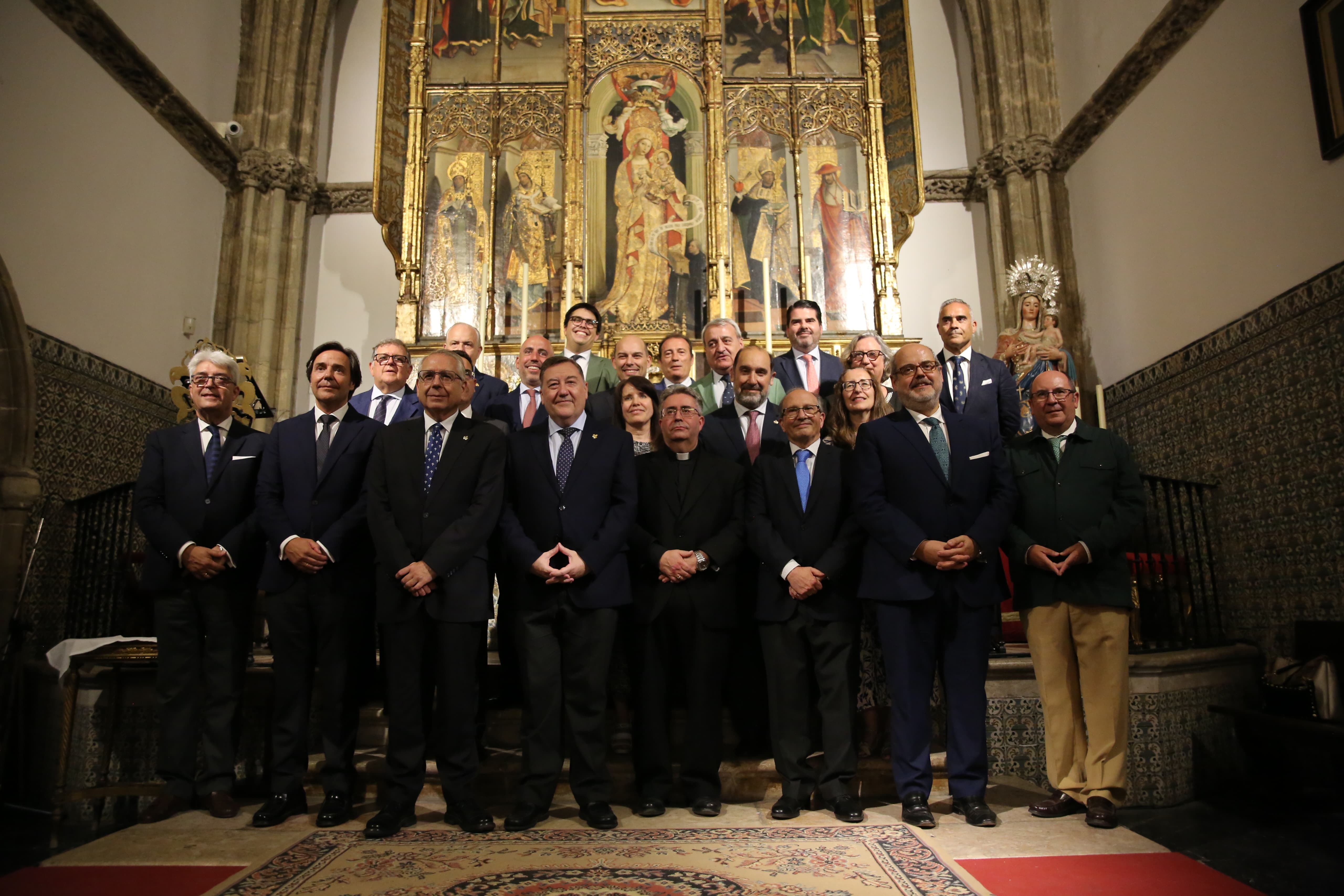 El nuevo presidente de las hermandades sevillanas posando con su equipo. 
