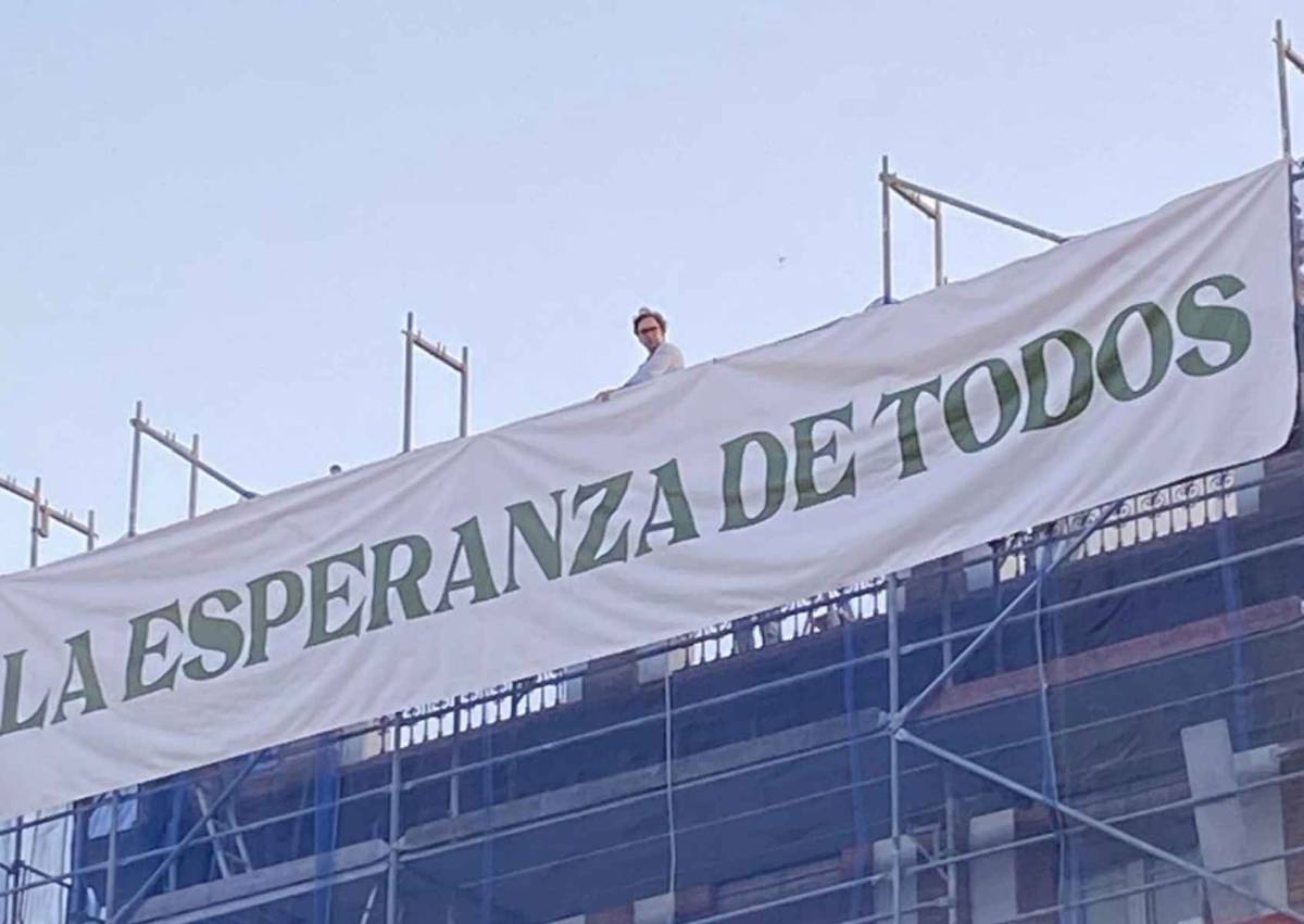 La moda de las lonas 'a lo Laporta' llega a las hermandades de Sevilla: polémica por el cartel de un candidato a hermano mayor